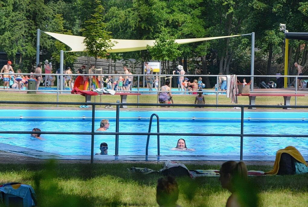 Sommerhitze in Sachsen: Bei knackigen Temperaturen abkühlen - Für eine Abkühlung an solchen warmen Tagen wie diesen, zieht es viele Leute ins Schwimmbad oder an den See. Foto: Anke Brod