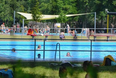 Sommerhitze in Sachsen: Bei knackigen Temperaturen abkühlen - Für eine Abkühlung an solchen warmen Tagen wie diesen, zieht es viele Leute ins Schwimmbad oder an den See. Foto: Anke Brod