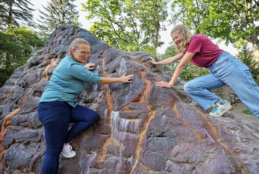 Manuela Schindler (li.) und Wanda Fey erklimmen im Höhlenpark den grummelnden Vulkan. Foto: Thomas Voigt