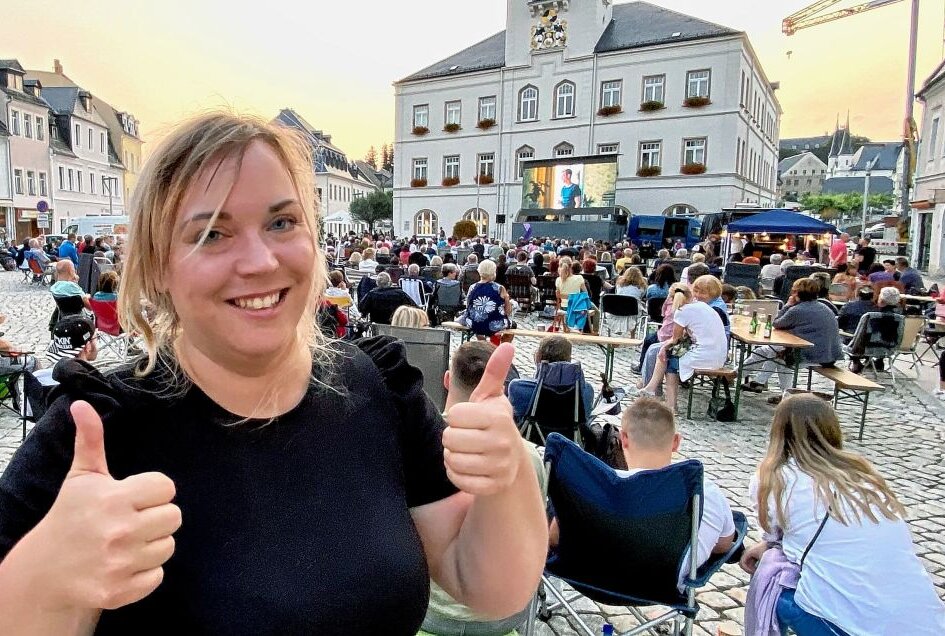 Sommerkino in Schneeberg auf dem Markt - Katharina Repp hat sich über die positive Resonanz aufs Open-Air-Kino sehr gefreut. Foto: Ralf Wendland