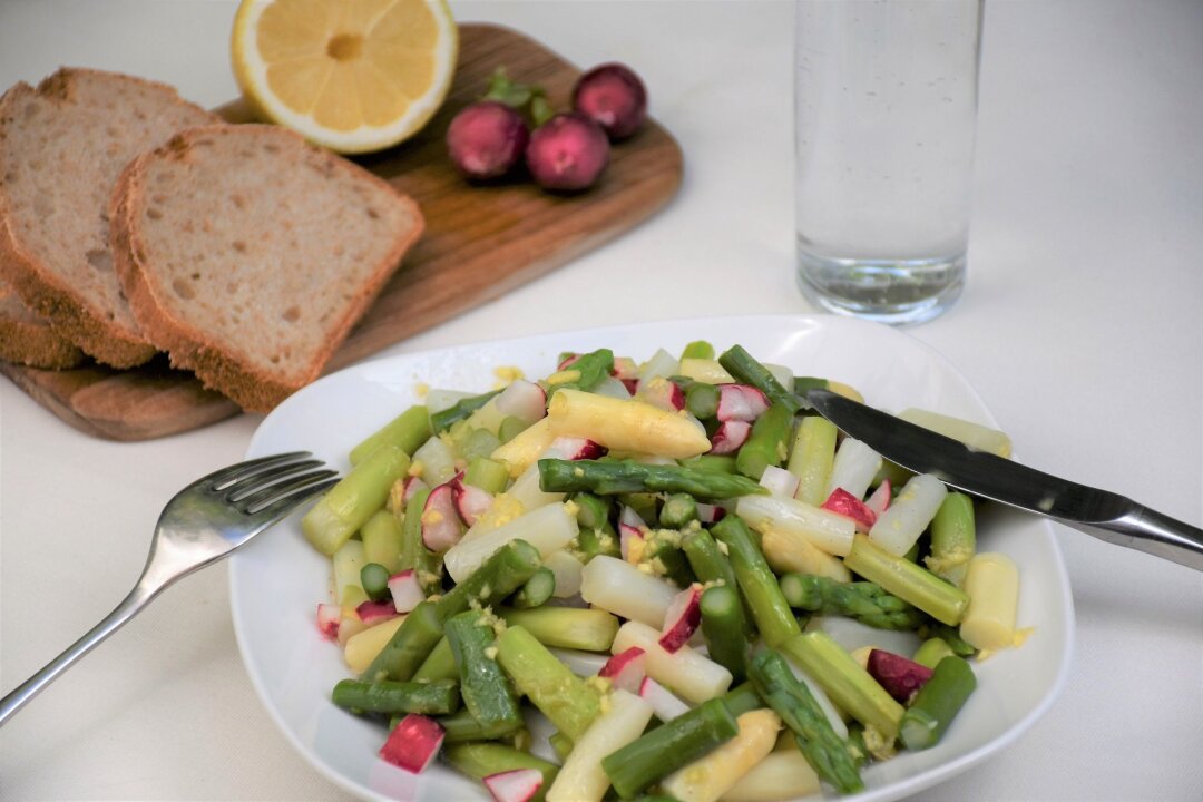 Sommerliches Rezept: Lauwarmer Spargelsalat mit Radieschen - Perfekt für warme Tage ist ein Spargelsalat mit Radieschen und frischen Kräutern.