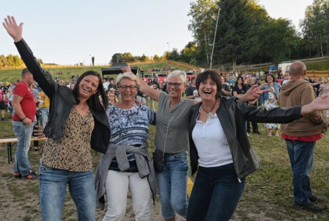 Silke Dickescheid, Susan Windisch, Sylvia Than und Elke Meier (.li.) hatten jede Menge Spaß bei der Sommernacht in Eibenstock. Foto: Ralf Wendland
