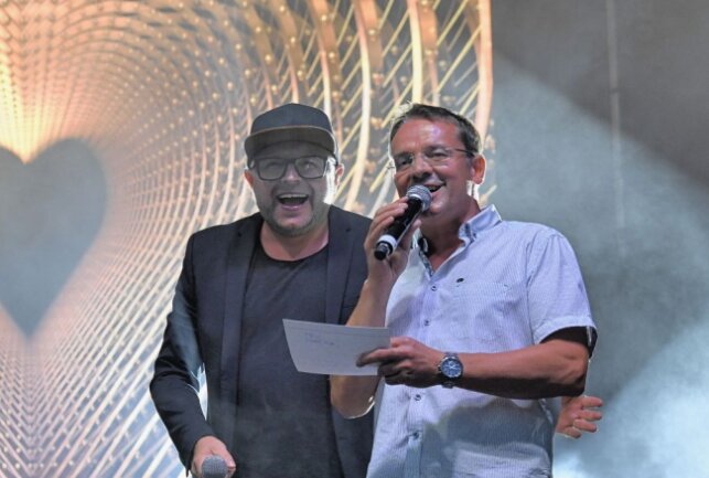 Bei der Eibenstocker Sommernacht stand unter anderem auch Anthony Weihs (li.) auf der Bühne - hier mit LEC-Geschäftsführer Enrico Oswald. Foto: Ralf Wendland