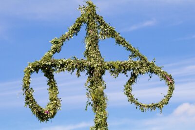 In Schweden ist "Midsommar" das zweitgrößte Fest nach Weihnachten. Die Bewohner feiern es mit Familie, Freunden und Nachbarn. Am Mittsommerabend wird ein Baumstamm mit grünen Blättern geschmückt und anschließend aufgerichtet.
