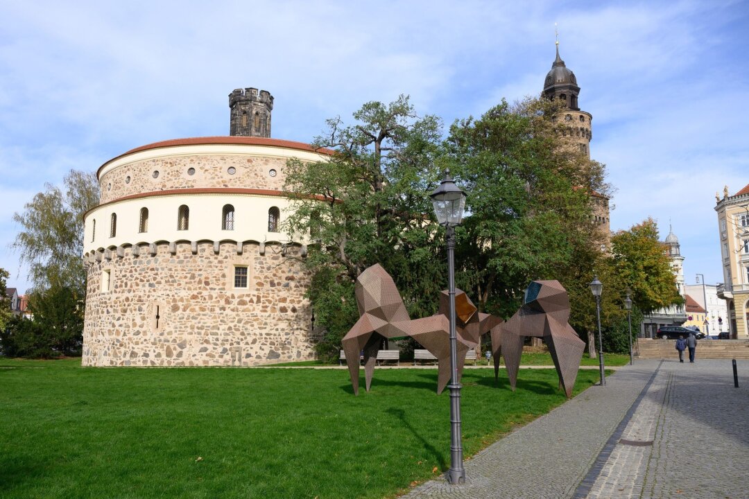 Sommertheater in Ostsachsen vor historischer Kulisse - Das Kulturhistorische Museum im Kaisertrutz vor dem Reichenbacher Turm.