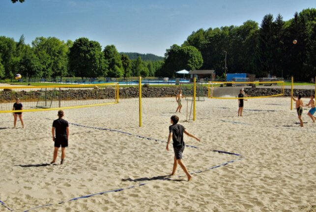 Sommerzeit ist Badezeit: Freibäder öffnen - Im Freibad Erdmannsdorf kann auf den Beachplätzen auch Volleyball gespielt werden. Foto: Gerald Helling