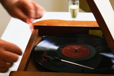 Sonderausstellung "Die Welt in Vinyl" im Harmonikamuseum Zwota zu erleben - Bevor Platten gespielt werden kommt der Schallplattenpinsel zum Einsatz. Foto: Johannes Schmidt
