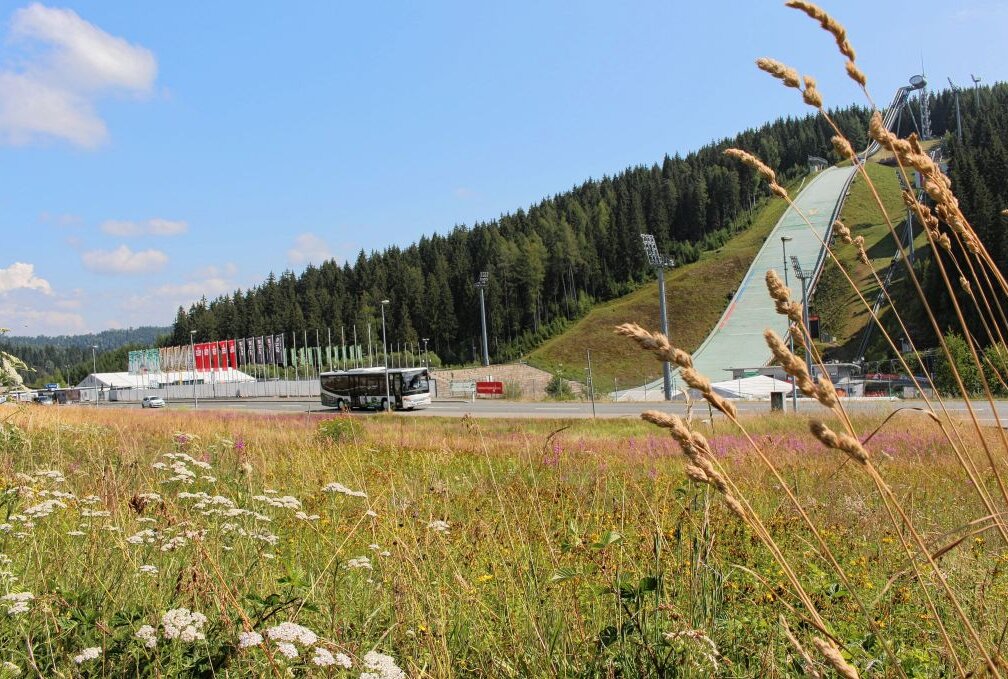 Mit dem ÖPNV zum FIS Sommer Grand Prix Skispringen. Foto: Verkehrsverbund Vogtland