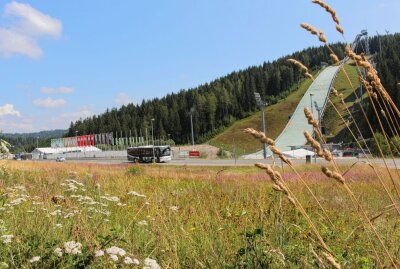 Sonderfahrten mit Bus und Bahn zum Sommer Grand Prix Skispringen - Mit dem ÖPNV zum FIS Sommer Grand Prix Skispringen. Foto: Verkehrsverbund Vogtland
