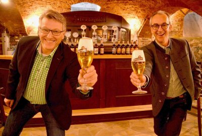 Sonderpreis für die Plauener Brauerei - Der Technische Geschäftsführer Günther Spindler (links) und Produktmanager Thomas Münzer freuen sich über den "Preis für langjährige Produktqualität 2021", welchen die Sternquell-Brauerei verliehen bekommen hat. Foto: Sternquell-Brauerei