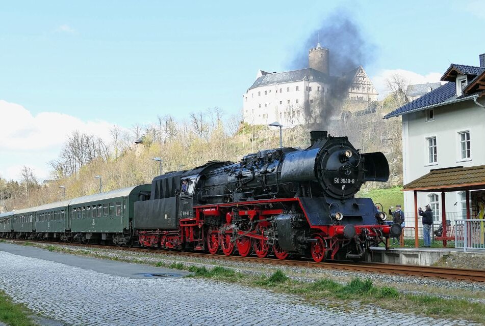 Am Fuße der Burg bot der Bahnhof in Scharfenstein eine herrliche Kulisse für den Sonderzug. Foto: Andreas Bauer