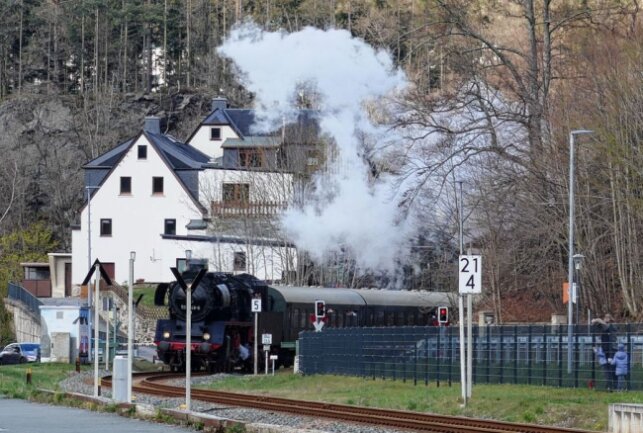 Sonderzug dampft durchs Erzgebirge - Schon aus weiter Ferne war der Zug aufgrund der weißen Dampfwolken zu erkennen. Foto: Andreas Bauer
