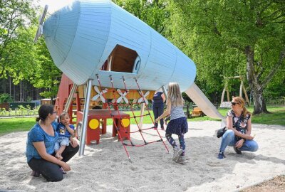 Sonne satt: Wie die Menschen in der Region das schöne Wetter genießen - Ein neuer Spielplatz vor dem Stausee Oberrabenstein wurde eröffnet. Foto: Andreas Seidel