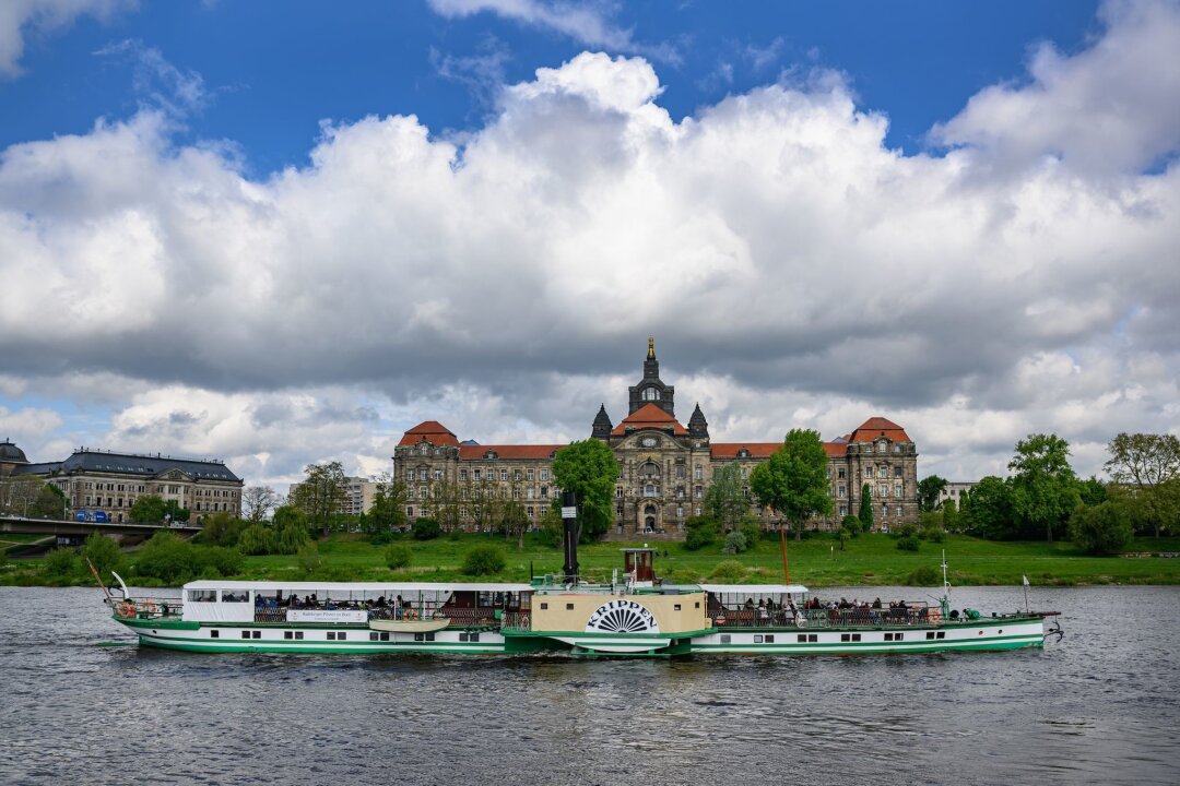 Sonne und mehr als 20 Grad am Wochenende - Der historische Schaufelraddampfer "Krippen" der Sächsischen Dampfschifffahrt fährt am Vormittag auf der Elbe vor der Staatskanzlei entlang.