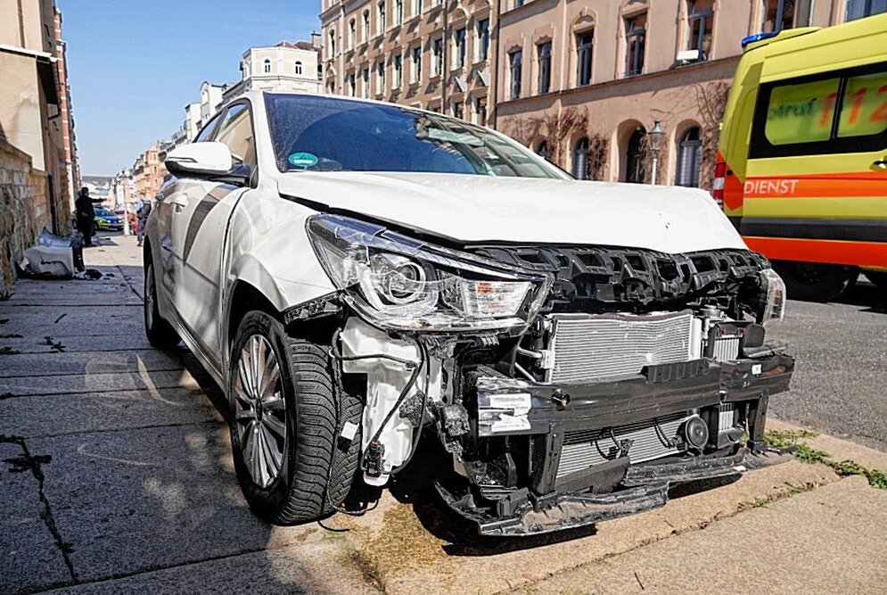 Eine 86-jährige Kia Fahrerin wollte auf der Gießerstraße einparken und beschädigte damit sieben weitere Fahrzeuge teils schwer. Foto: Harry Haertel