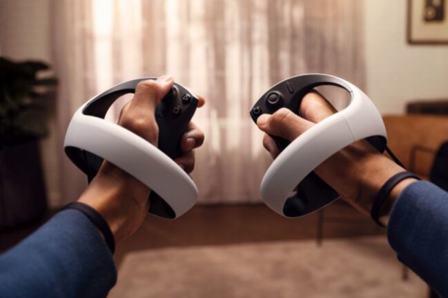 Sony taucht ab: Technik, Preis, Spiele - Alles zur PS VR2 - Die beiden Controller liegen gut in der Hand und ermöglichen präzise Bewegungen in der virtuellen Realität.