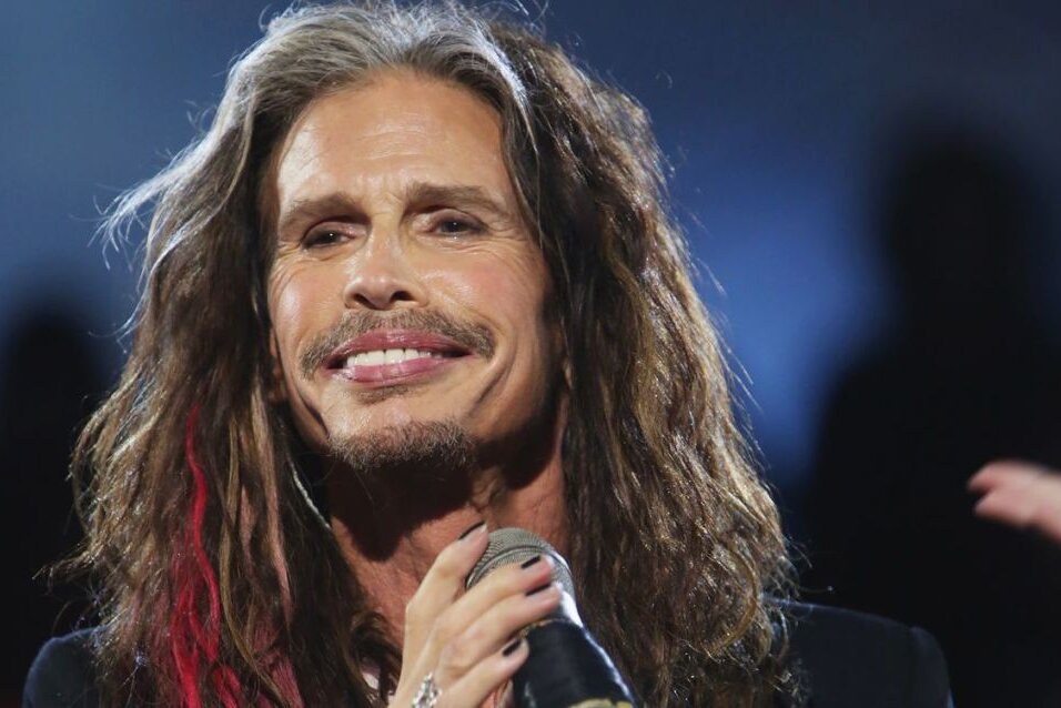 Sorge um Steven Tyler: Aerosmith sagen weiteres Konzert ab - Bereits im Sommer 2022 mussten einige Konzerte der Band Aerosmith gestrichen werden, nun folgen weitere Absagen im Rahmen ihrer Tour. Als Grund wurde der Gesundheitszustand von Steven Tyler genannt.