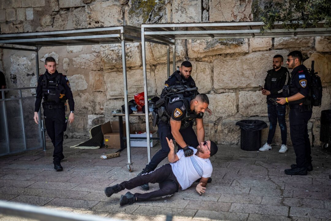 Sorge vor Angriff auf Israel wächst - Israelische Sicherheitskräfte nehmen einen muslimischen Mann in der Altstadt von Jerusalem fest. Die Sorge vor einem iranischen Vergeltungsschlag auf israelisches Territorium wächst.