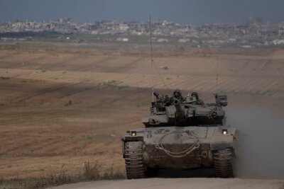 Sorge vor Angriff auf Israel wächst - Israelische Soldaten auf einem Panzer nahe der Grenze zwischen Israel und Gaza.