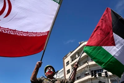 Sorge vor Angriff auf Israel wächst - Ein Mann, dessen Gesicht in den Farben der iranischen Fahne bemalt ist, skandiert Slogans, während er die iranische Fahne bei der jährlichen Kundgebung zum Al-Quds-Tag oder Jerusalem-Tag zur Unterstützung der Palästinenser schwenkt.