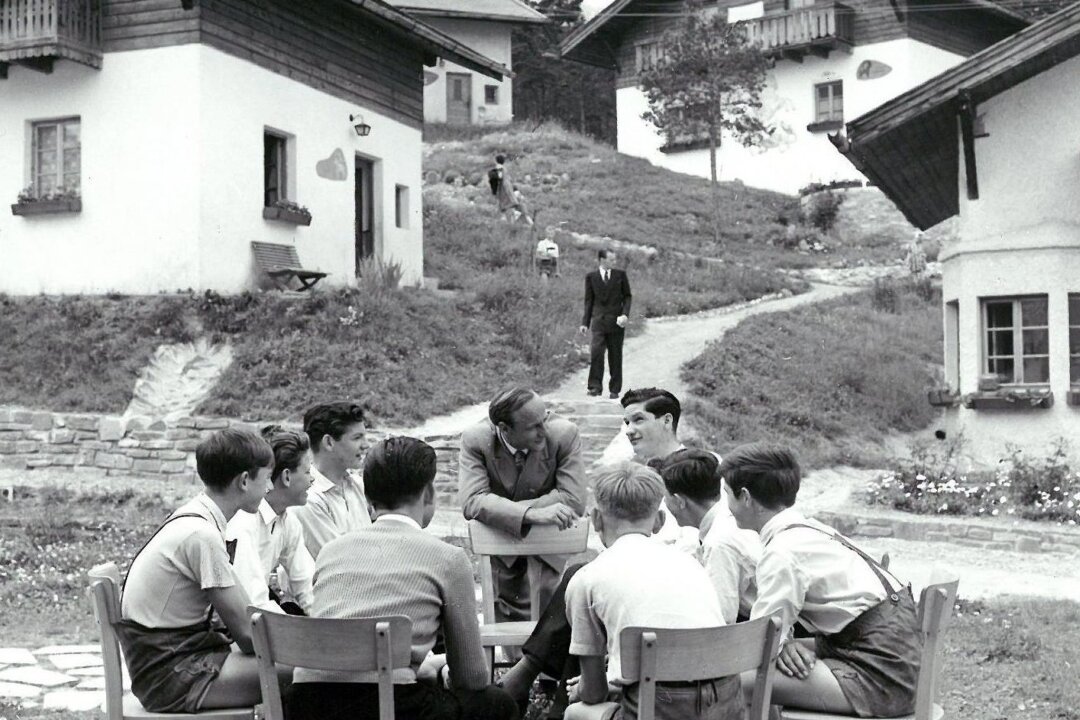 SOS-Kinderdorf wird 75: Kriege belasten Kinder - 1953: Kinderdorf-Gründer Hermann Gmeiner unterhält sich mit Kindern im ersten SOS-Kinderdorf.