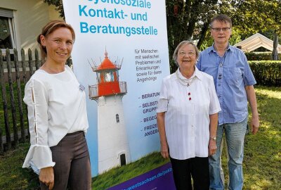 Soziales Angebot hilft schon seit 20 Jahren - Leiterin Susanne Fischer (li.) mit den beiden Klienten Gudrun Schneider und Matthias Lory. Foto: Markus Pfeifer