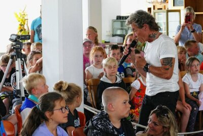 Soziales Engagement führt Peter Maffay nach Gelenau - Oder er ging mitten ins Publikum, um die jungen Zuhörer ins Geschehen einzubeziehen. Foto: Andreas Bauer
