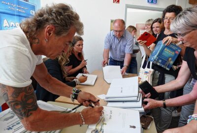 Soziales Engagement führt Peter Maffay nach Gelenau - Am Ende wurden viele Bücher signiert. Foto: Andreas Bauer