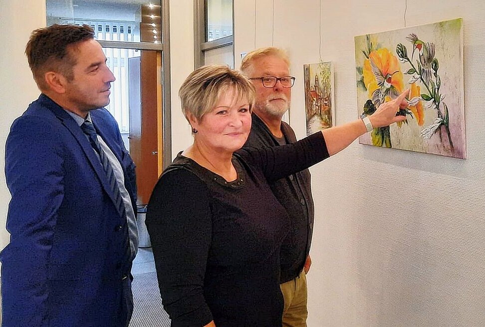 Spätstarterin präsentiert erstmals ihre Kunstwerke in Zschopau - Schon bei der Eröffnung war Eva Baumgärtel anzumerken, dass sie gespannt ist auf das Feedback zu ihren Bildern. Foto: Andreas Bauer