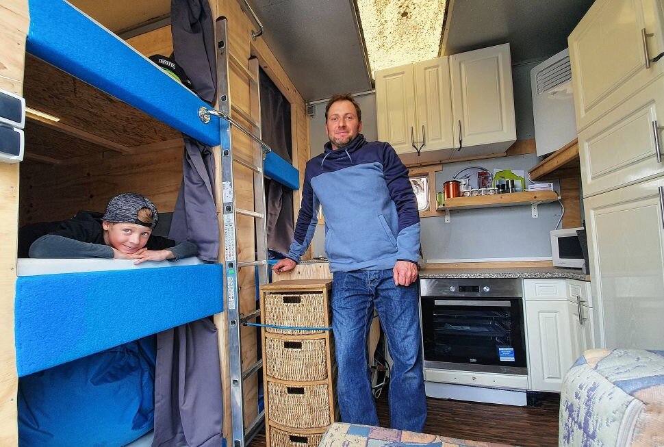 Dieser zu einem Wohnmobil umgebaute Truck ist während der Spanien-Reisen das Zuhause von Robin Siegert und seinem Vater Steffen Sachse. Foto: Andreas Bauer