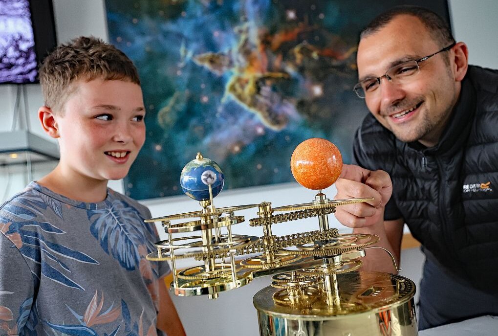 Spannendes Ferienprogramm im Planetarium Rodewisch - Till Müller erkundet mit Papa Norman  wie sih die Erde um die Sonne dreht. Foto: Thomas Voigt 