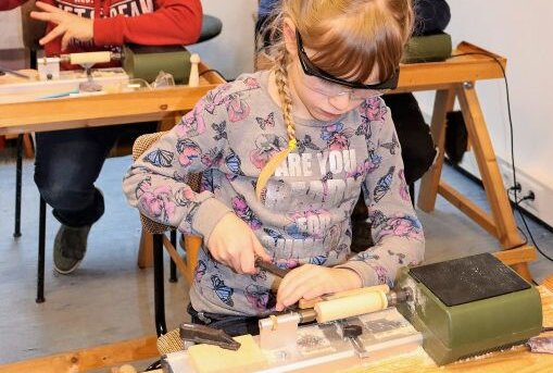 Spannung, Spaß und etwas lernen - Ferienprogramm der VHS Olbernhau - Kreativität ist in der Holzwerkstatt angesagt. Foto: Ilka Ruck