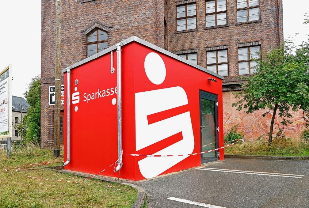 Sparkasse bekommt einen neuen Standort in Westsachsen - Der neue Sparkassen-Container wurde zwischen dem Netto-Markt und dem historischen Tauscher-Fabrikgebäude aufgestellt. Foto: Markus Pfeifer