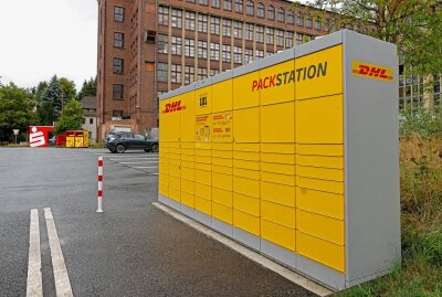 Sparkasse bekommt einen neuen Standort in Westsachsen - Eine Packstation steht nur ein paar Schritte entfernt vom Sparkassen-Container. Foto: Markus Pfeifer