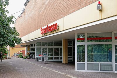 Sparkasse bekommt einen neuen Standort in Westsachsen - Die Sparkassen-Filiale im Oberlungwitzer Einkaufszentrum ist schon länger geschlossen. Hier gibt es nur noch Automaten. Foto: Markus Pfeifer