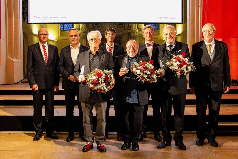 Die Preisträger 2022: Dr. Ulrich Thiel, Günter Donath und Bernd-Erwin Schramm (vorn v. l.) Foto: Sparkasse Mittelsachsen
