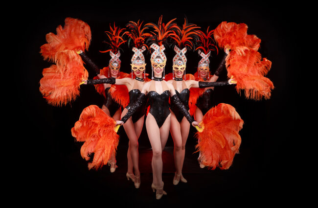Die Damen und Herren des PS-Lotterie Showballetts begeistern durch farbenfrohe Kostüme sowie ausdrucksstarke und moderne Choreographien.