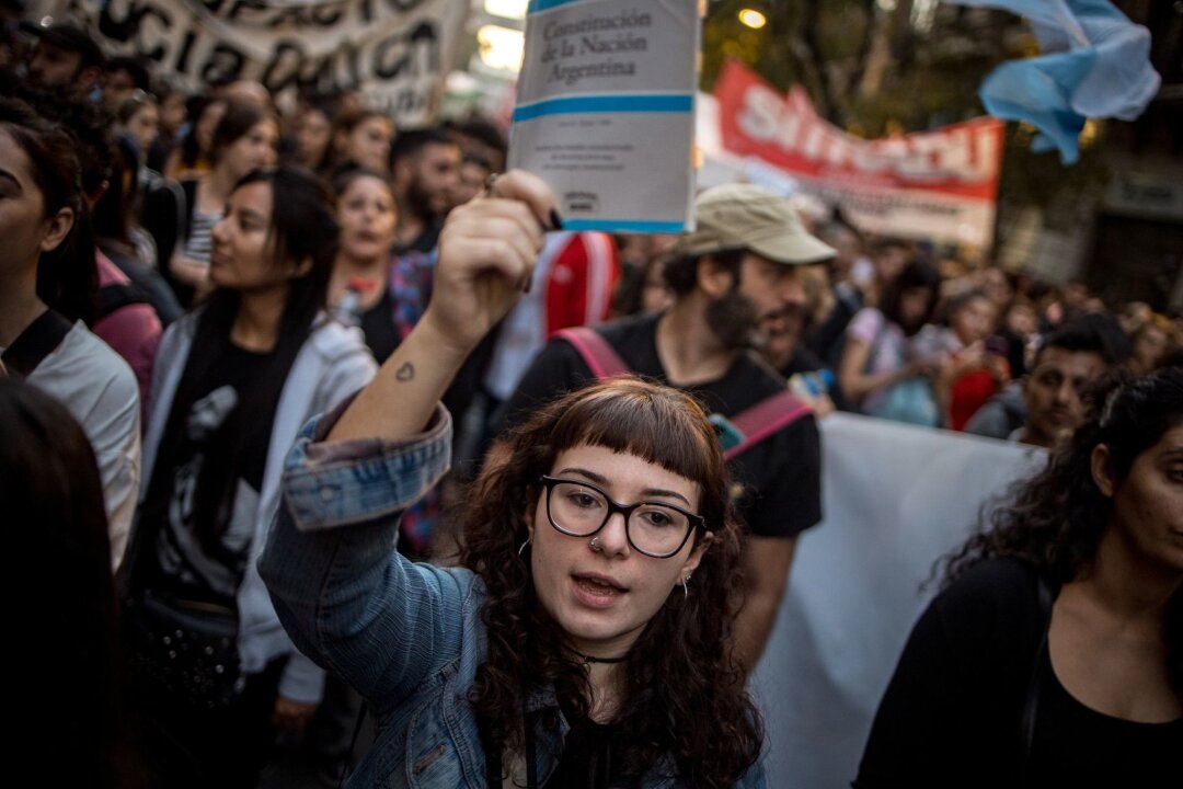 Sparkurs - Über eine halbe Million Argentinier protestieren - Demonstrantinnen und Demonstranten fordern finanzielle Unterstützung für staatliche Hochschulen und Universitäten in Argentinien.
