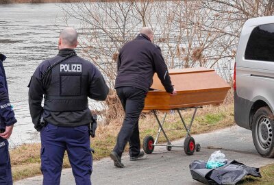 Spaziergänger entdecken Leiche in sächsischem Fluss - Tragischer Vorfall: Lebloser Körper entdeckt. Foto: xcitepress/finn becker