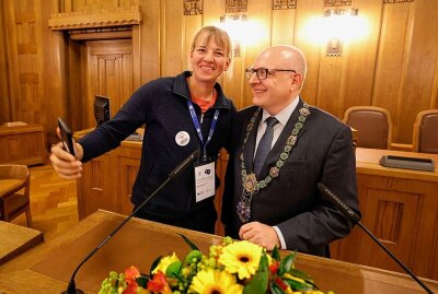 Special Olympics: Oberbürgermeister empfängt litauische Delegation - Ein Selfie mit der Athletin Neda Papilionyte.Foto: Harry Haertel