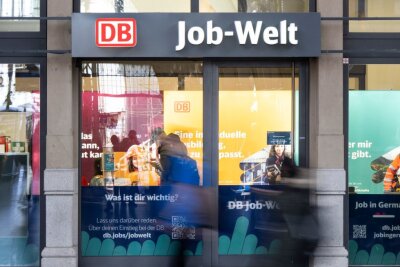 Speed Dating und Berufsberatung am Gleis - Die "Job-Welt" der Deutschen Bahn auf dem Hauptbahnhof. Hier können sich Interessierte vor Ort über Berufsmöglichkeiten bei der Deutschen Bahn informieren.