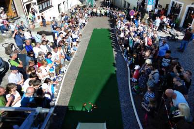 Spektakel in Augustusburg: Über 200 Eier rollen um die Wette - Auf dem traditionellen Ostermarkt in Augustusburg war einiges los!