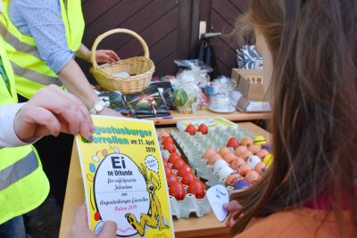 Spektakel in Augustusburg: Über 200 Eier rollen um die Wette - Auf dem traditionellen Ostermarkt in Augustusburg war einiges los!