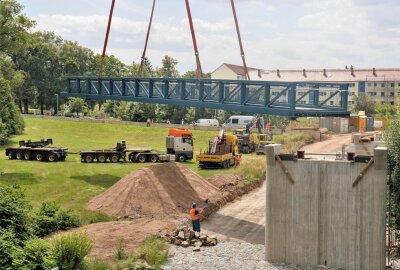 Spektakel in Flöha: Brückenmontage hat begonnen - Beim Einbau der Elemente war Fingerspitzengefühl notwendig. Foto: Knut Berger
