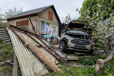 Spektakulärer Unfall: Fahrzeug rast durch Garten und kracht gegen Terrasse - In Rodewisch kam es zu einem außergewöhnlichen Unfall. Foto: David Rötzschke