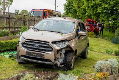 Spektakulärer Unfall: Fahrzeug rast durch Garten und kracht gegen Terrasse - In Rodewisch kam es zu einem außergewöhnlichen Unfall. Foto: David Rötzschke