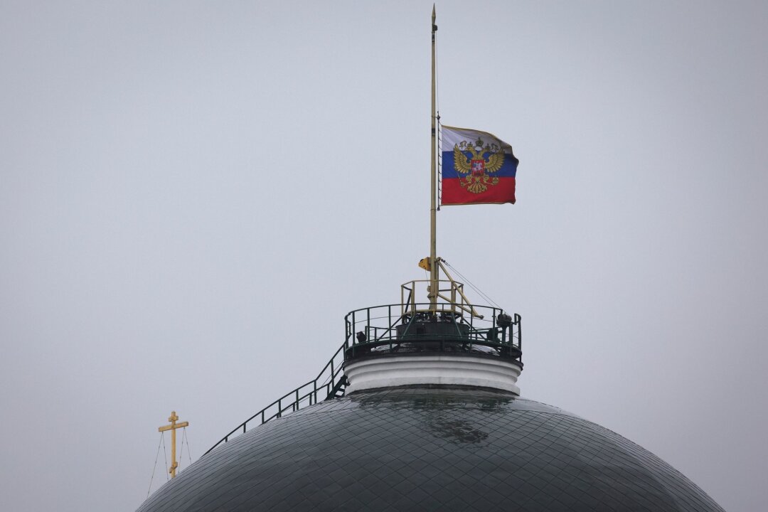 Spekulationen und Trauer nach Terroranschlag in Russland - Die Flagge des russischen Präsidenten weht auf halbmast über dem Kreml. Nach einem der schwersten Terroranschläge in der russischen Geschichte begeht das Land einen nationalen Trauertag.