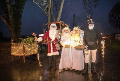 Spenden bei Lichterfahrt in Langhennersdorf gesammelt - Der Weihnachtsmann mit seinen Engeln. Foto: Marcel Schlenkrich