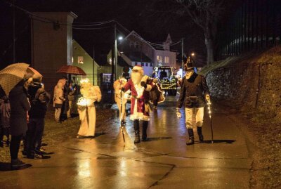 Spenden bei Lichterfahrt in Langhennersdorf gesammelt - Der Weihnachtsmann mit seinen Engeln. Foto Marcel Schlenkrich