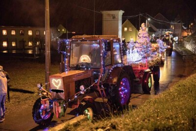 Spenden bei Lichterfahrt in Langhennersdorf gesammelt - Die Fahrzeuge wurden mit wunderschöner Dekoration und Lichtern heschmückt. Foto: Marcel Schlenkrich
